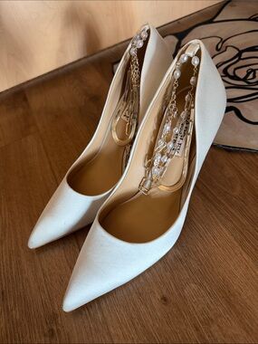 Badgley Mischka satin ivory pumps (new)